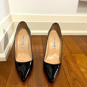Patent black pumps Manolo Blahnik